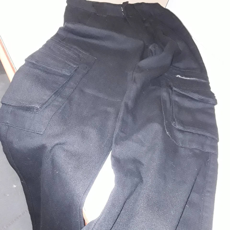 PAIR OF SKINNY BLACK TROUSERS WITH ADDED POCKETS 