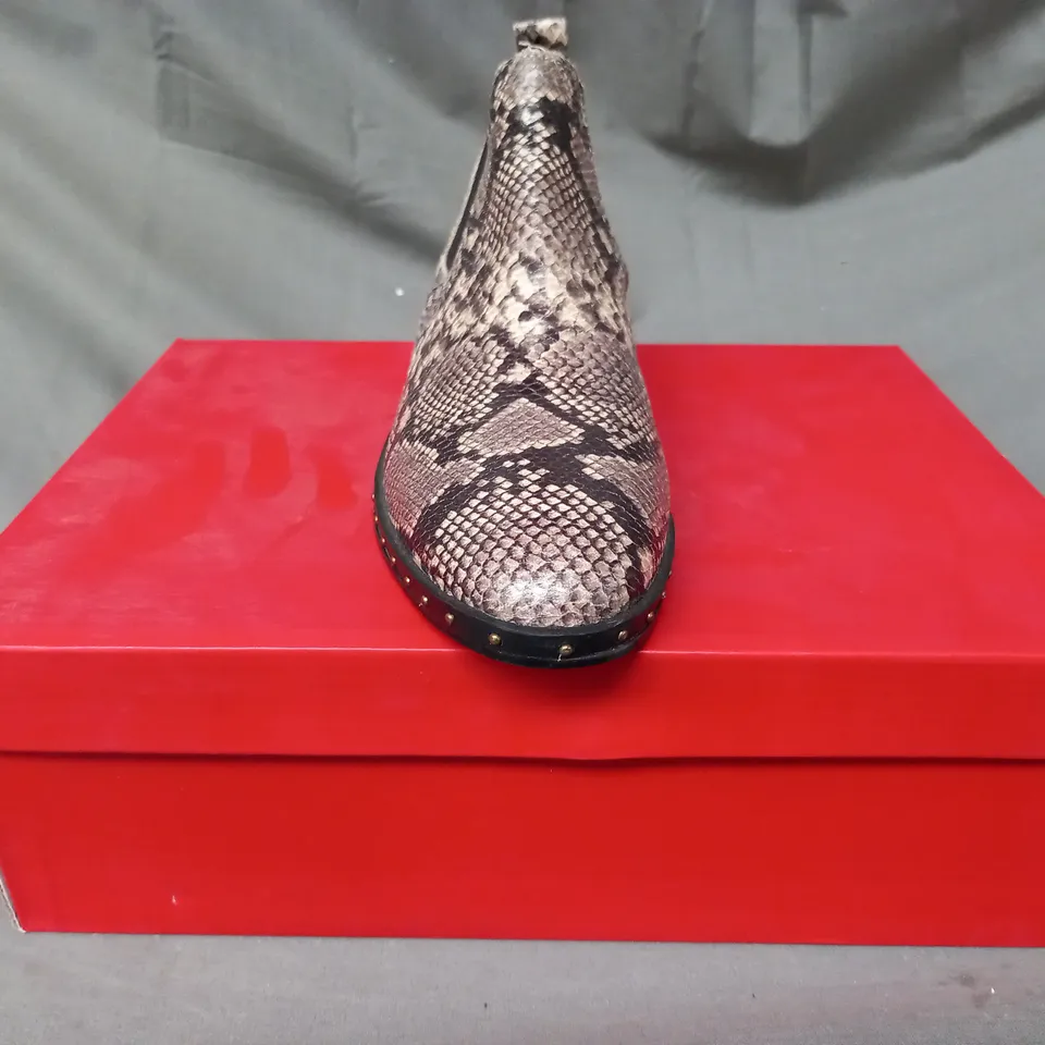 BOXED PAIR OF LONDON REBEL SYNTHETIC ANKLE BOOTS IN GREY SNAKE UK SIZE 3