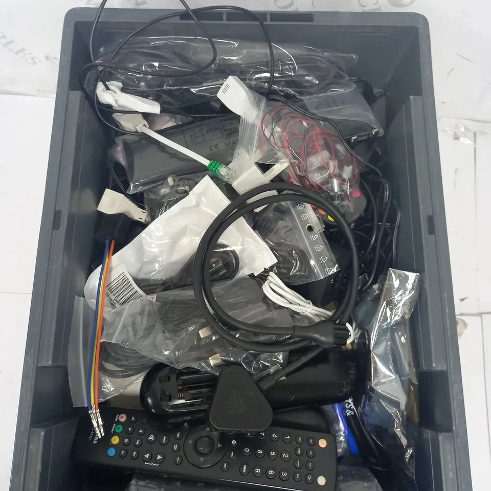 TOTE OF APPROX 20 ELETRICAL ITEMS TO INCLUDE SENNHEISER HEADSET, AC/DC ADAPTER, TOSHIBA TV REMOTE ETC