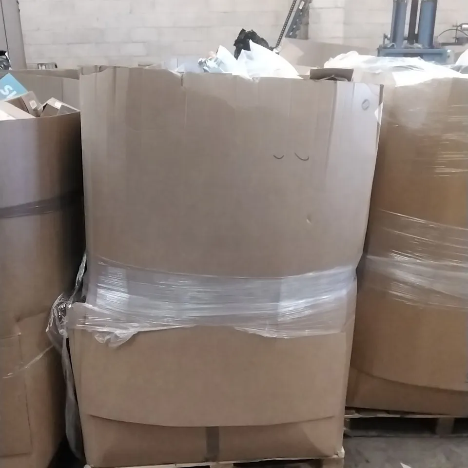 PALLET CONTAINING A LARGE QUANTITY OF; PILLOWS