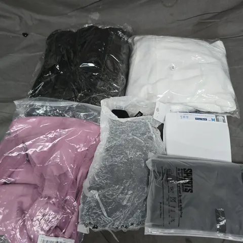 APPROXIMATELY 20 ASSORTED CLOTHING ITEMS IN VARIOUS SIZES, STYLES & COLOURS TO INCLUDE BRANDS SUCH AS UNIQLO, DIVIDED, VERY, ETC - COLLECTION ONLY