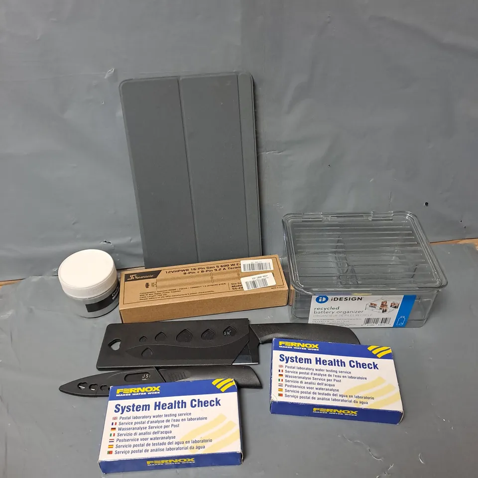 APPROXIMATELY 12 ASSORTED HOUSEHOLD ITEMS TO INCLUDE BATTERY ORGANISER, JSN KNIFE, TABLET CASE, ETC - COLLECTION ONLY