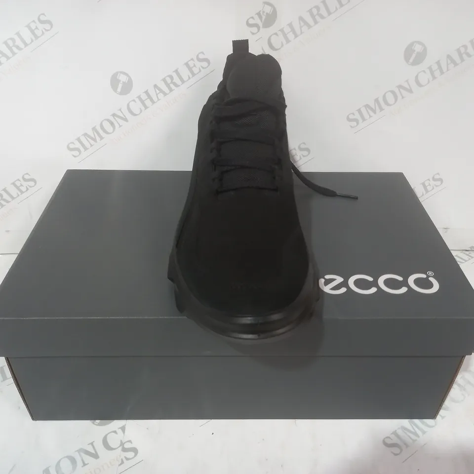 BOXED PAIR OF ECCO SHOES IN BLACK UK SIZE 8-8.5