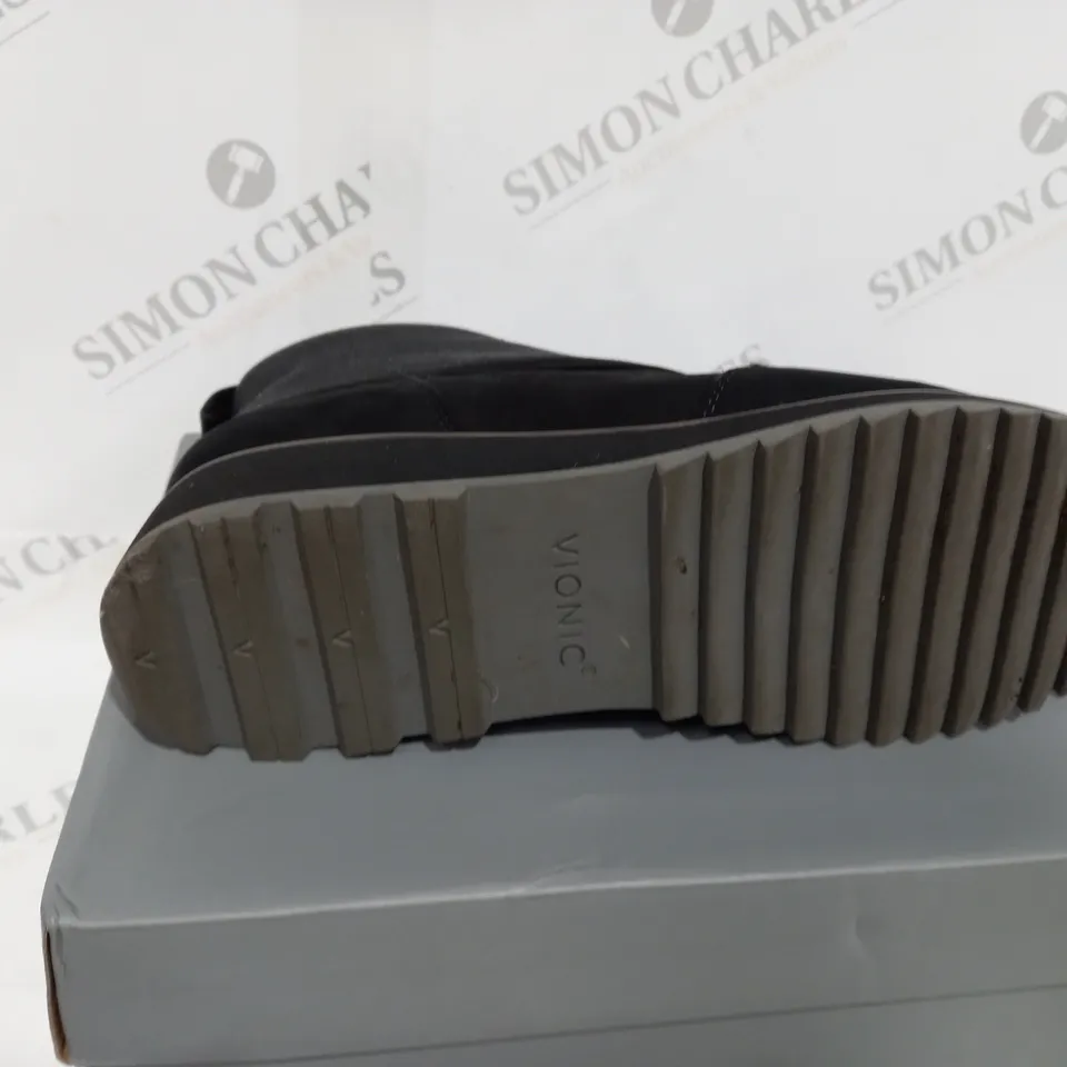 VIONIC NOLAN WATERPROOF BLACK SIZE 9 - BOXED 