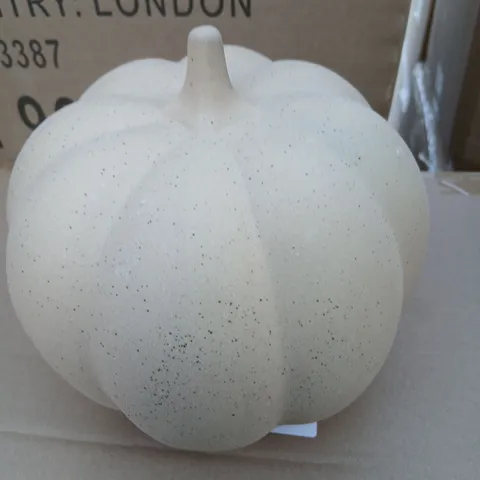 FOUR GISELA GRAHAM LONDON PUMPKIN DECORATION – WHITE SPECKLED CERAMIC ORNAMENT
