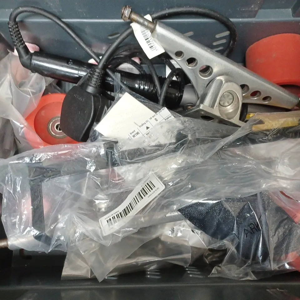 BOX OF APPROXIMATELY 10 ASSORTED ITEMS TO INCLUDE - EGG TIMER - STANLEY FATMAX SCREWDRIVER - PREPSAF ETC