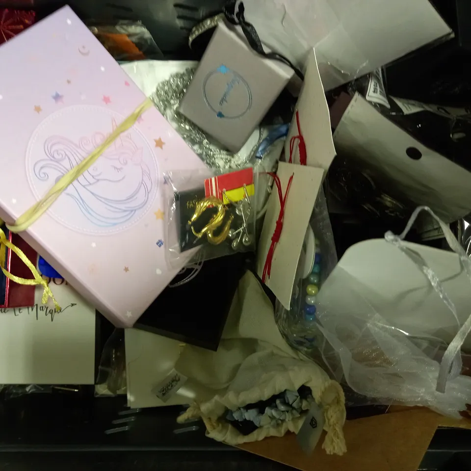 LOT OF APPROXIMATELY 20 JEWELLERY ITEMS, TO INCLUDE EARRINGS, NECKLACES, ETC