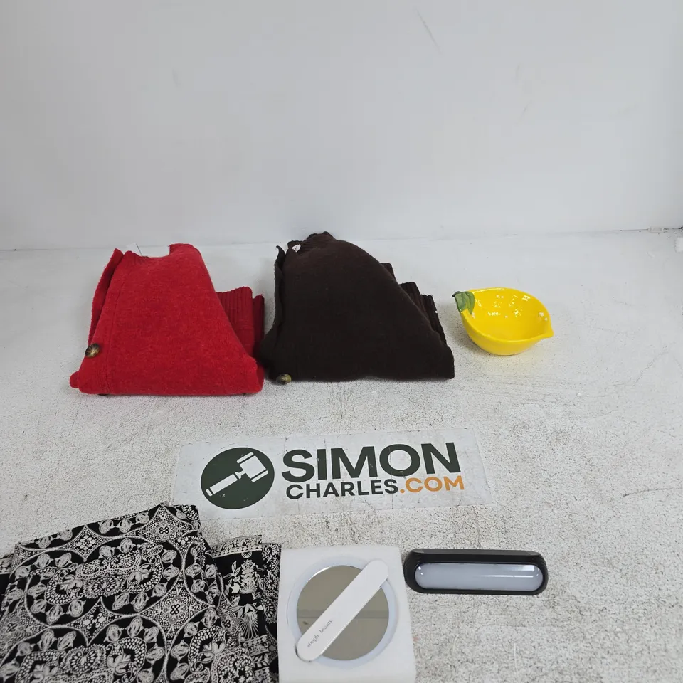 BOX OF APPROXIMATELY 10 ASSORTED ITEMS INCLUDING A LEMON DISH, A COLOUR CHANGING SOLAR WALL LIGHT AND A SIMPLE BEAUTY DOUBLE SIDED FLIP HANDHELD POCKET MIRROR WITH 5X MAGNIFICATION