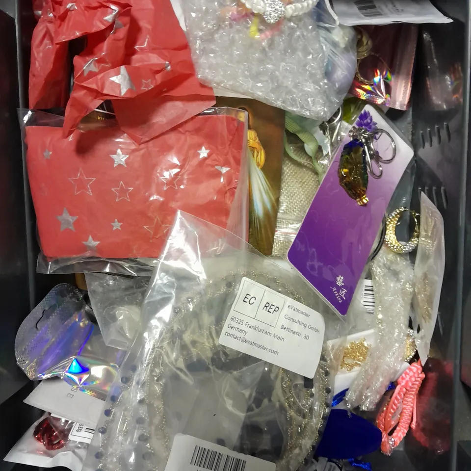 APPROXIMATELY 30 ASSORTED JEWELLERY PRODUCTS TO INCLUDE NECKLACES, EARRINGS, WATCHES ETC 