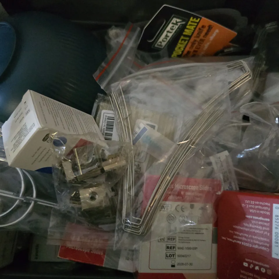 APPROXIMATELY 12 ASSORTED ITEMS TO INCLUDE - GRIND ICE CUBE TRAY , HOSE HEAD ,PAPER CLIPS ETC