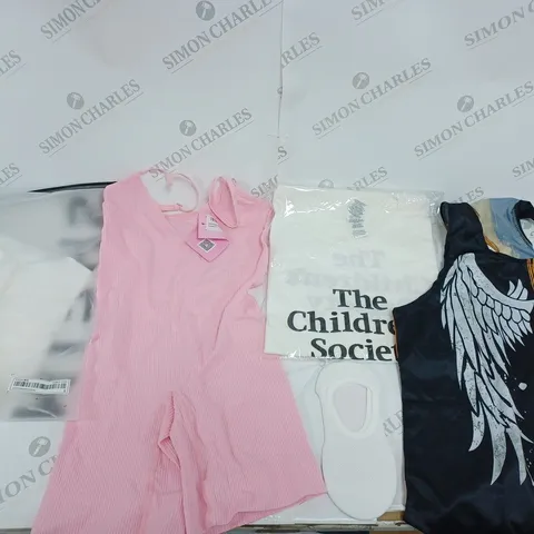 LARGE QUANTITY OF CLOTHING ITEMS TO INCLUDE DRESSES, SWEATERS, JEANS, T-SHIRTS, ETC