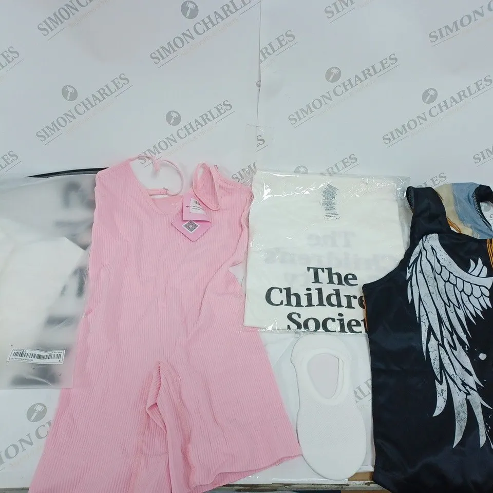 LARGE QUANTITY OF CLOTHING ITEMS TO INCLUDE DRESSES, SWEATERS, JEANS, T-SHIRTS, ETC