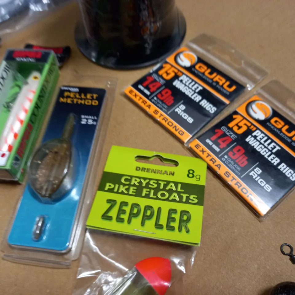 LOT OF ASSORTED FISHING ITEMS TO INCLUDE PROTECTOR GLOVES AND CARP LINE