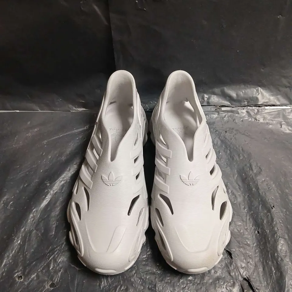 ADIDAS WHITE TRAINER - SIZE UNSPECIFIED 