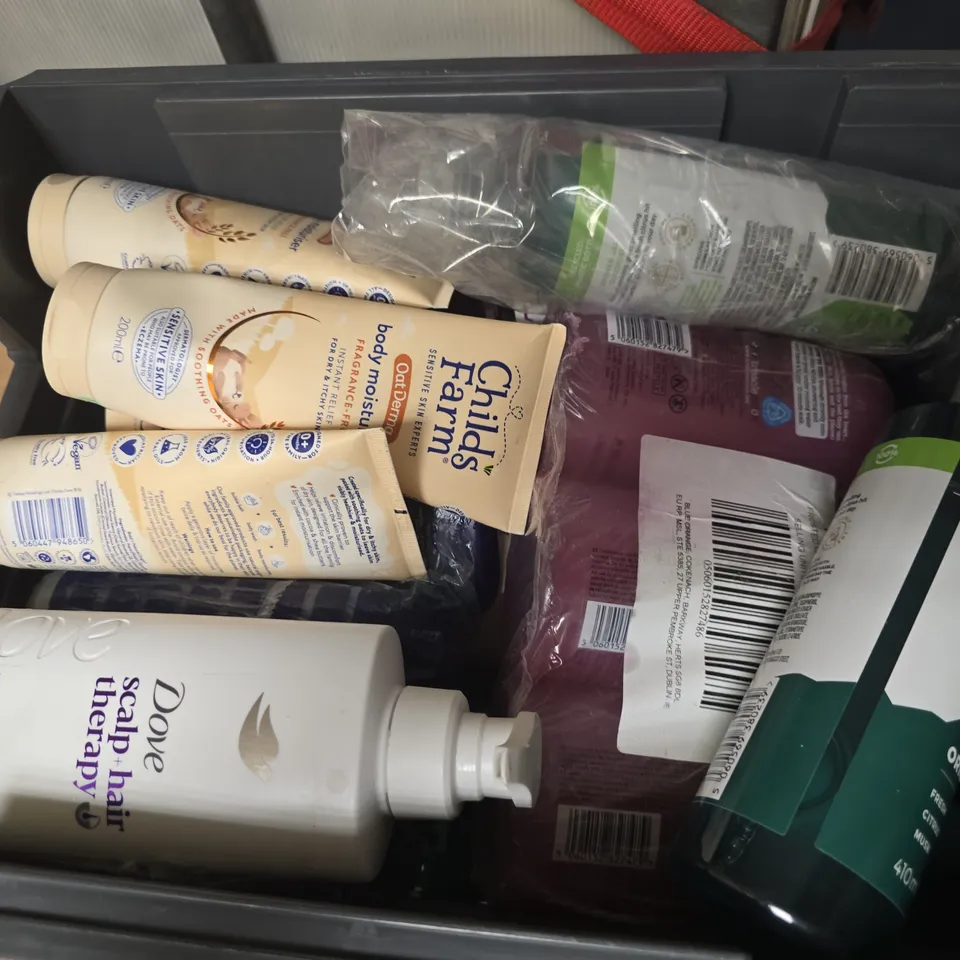 APPROXIMATELY 15 ASSORTED HEALTH & BEAUTY PRODUCTS TO INCLUDE frosted candy angel, rock face shower gel, percy nobleman deodorant, ETC - COLLECTION ONLY