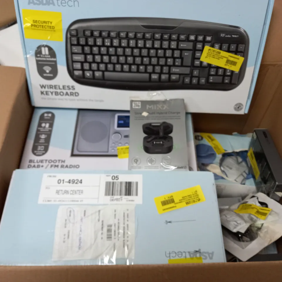 BOX OF APPROXIMATELY 15 SORTED ELECTRICAL ITEMS TO INCLUDE remotes, earphones, radios etc 
