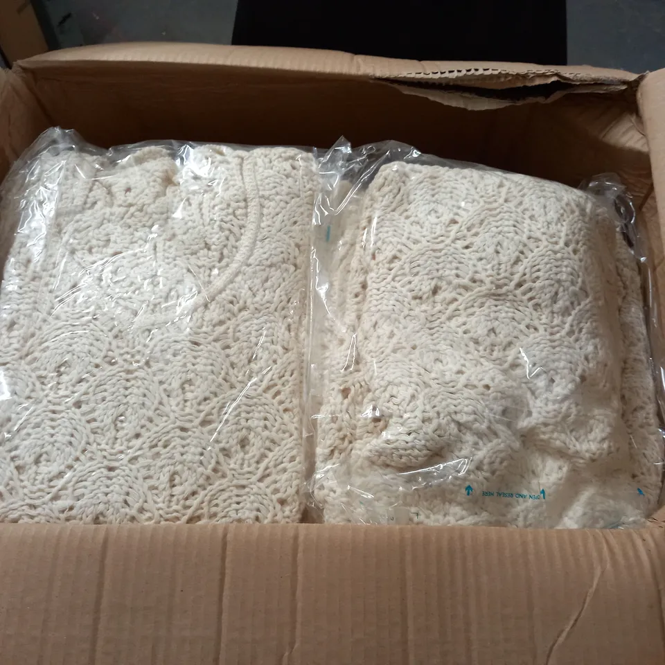 LOT OF 20 BAGGED AS NEW TEXTURED KNIT V-NECK JUMPERS IN ECRU - SIZE 1