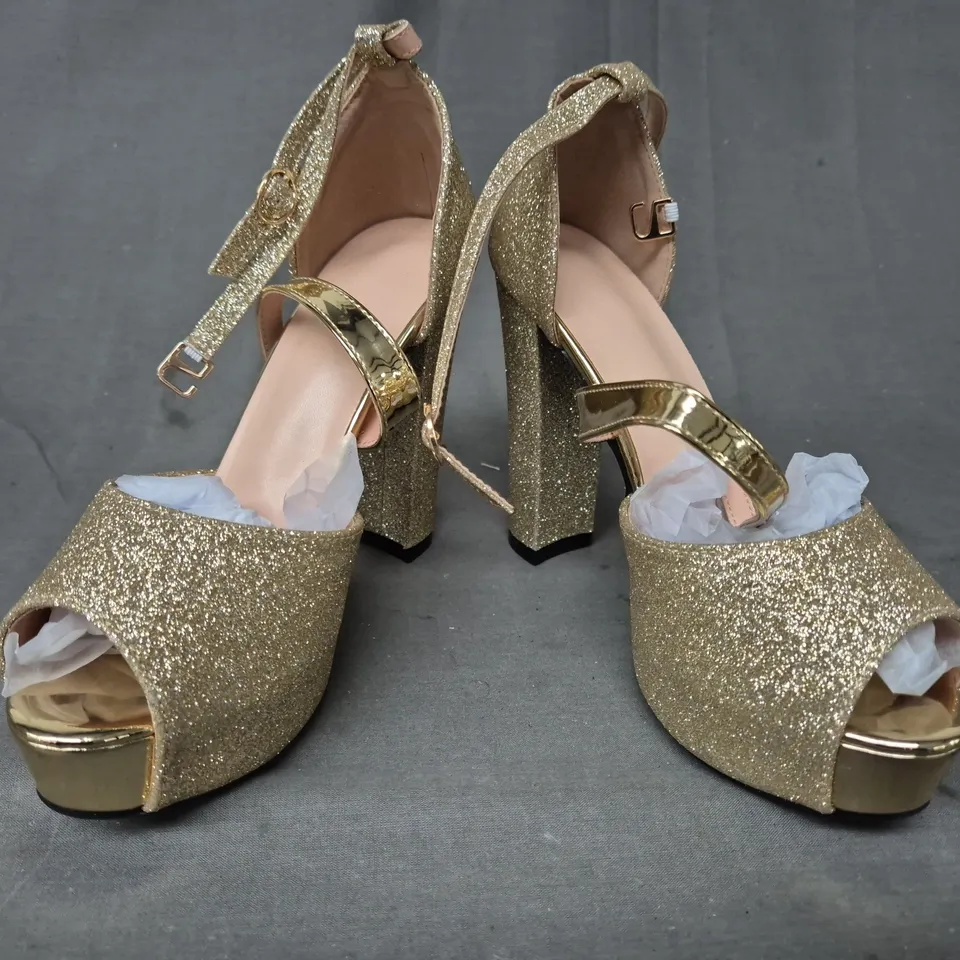 BOXED PAIR OF UNBRANDED PEEP TOE HIGH BLOCK HEEL SANDALS IN METALLIC GOLD W. GLITTER EFFECT EU SIZE 38