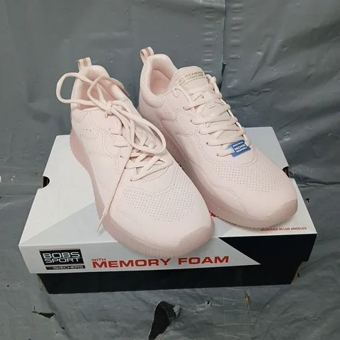 BOXED PAIR OF SKECHERS BOBS GEO TRAINERS IN LIGHT PINK SIZE 6