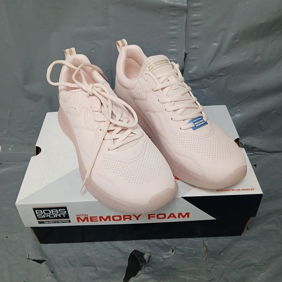 BOXED PAIR OF SKECHERS BOBS GEO TRAINERS IN LIGHT PINK SIZE 7