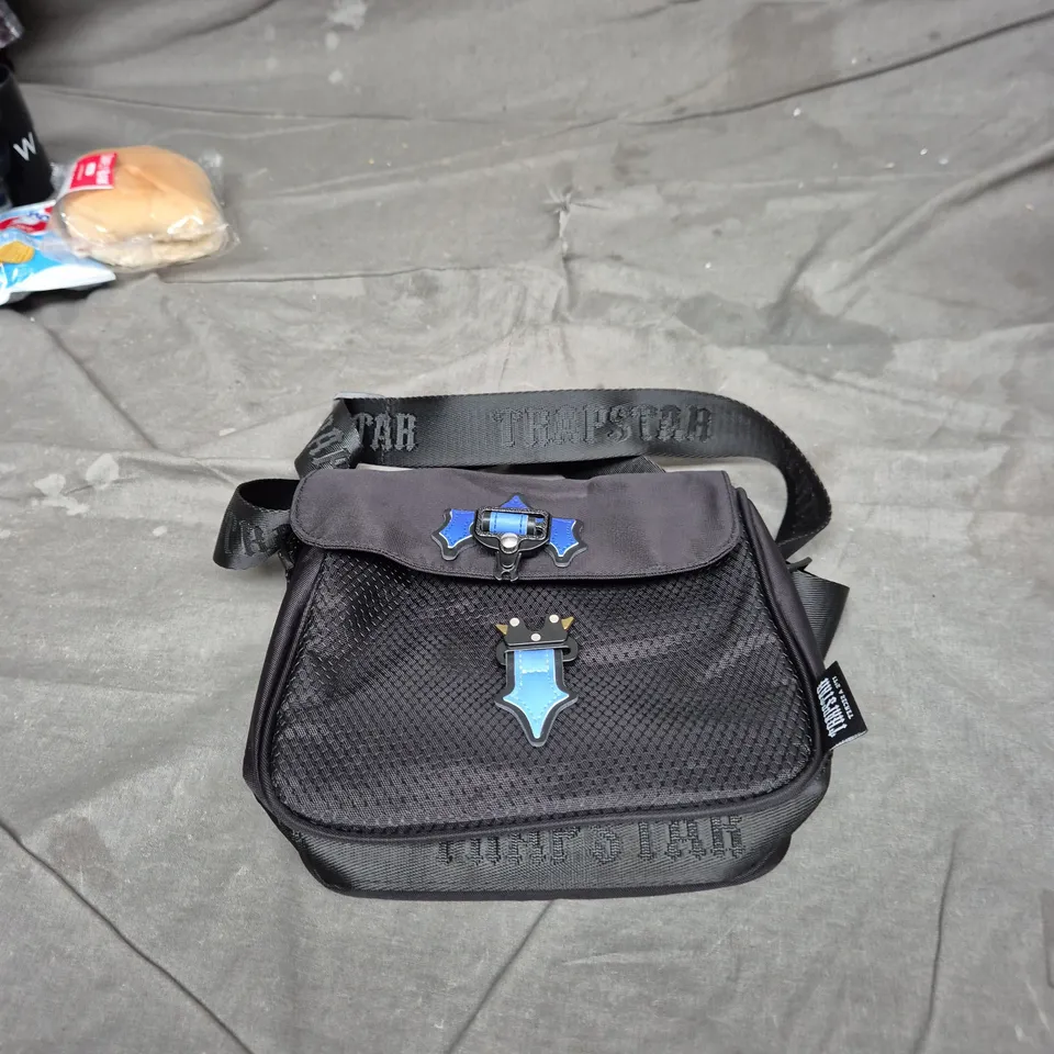 TRAPSTAR BLACK CROSSBODY BAG WITH CREST EMBLEM – ADJUSTABLE STRAP