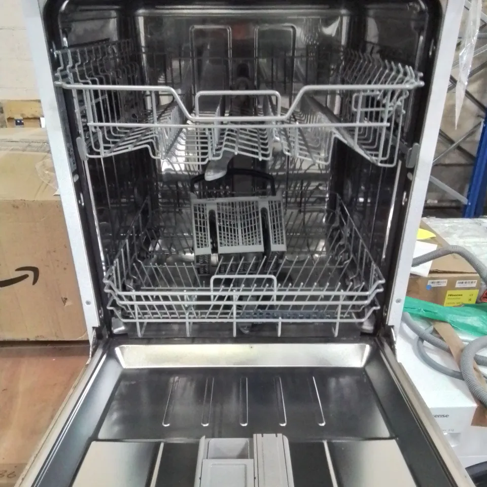 SAMSUNG SERIES 5 FULL SIZE DISHWASHER WHITE - UNPROCESSED RAW RETURN