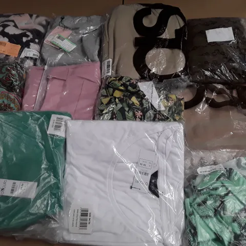 LARGE QUANTITY OF ASSORTED CLOTHING ITEMS TO INCLUDE MISSGUIDED, LOVE YOURS AND BOOHOO