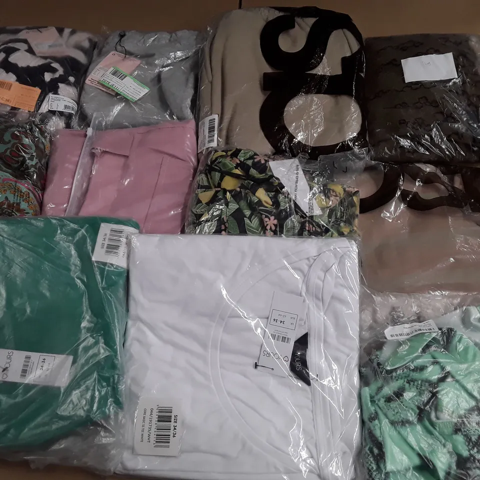 LARGE QUANTITY OF ASSORTED CLOTHING ITEMS TO INCLUDE MISSGUIDED, LOVE YOURS AND BOOHOO
