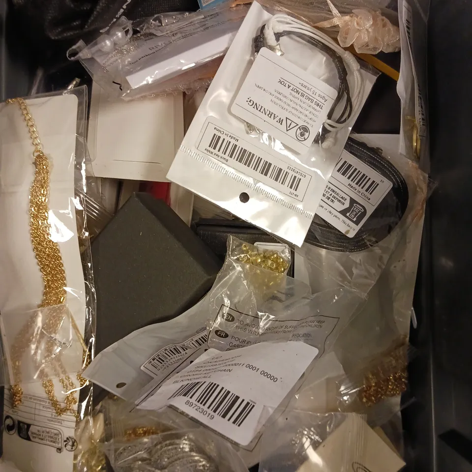 APPROXIMATELY 30 ASSORTED JEWELLERY ITEMS TO INCLUDE WATCHES, BRACELETS, NECKLACES ETC