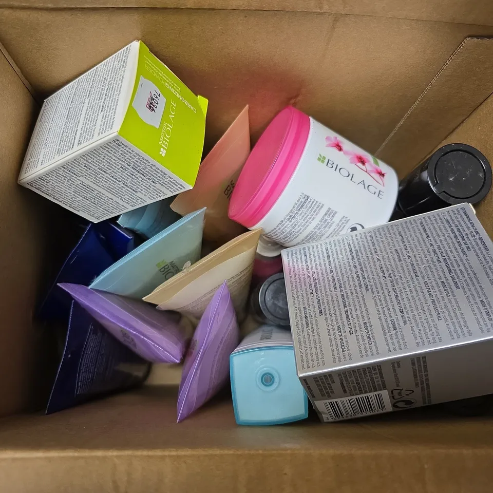 APPROXIMATELY 20 ASSORTED HEALTH & BEAUTY PRODUCTS TO INCLUDE BIOLAGE VOLUME BLOOM SHAMPOO, MATRIX BODIFYING TREATMENT, BIOLAGE COLOUR LAST MASK, ETC - COLLECTION ONLY