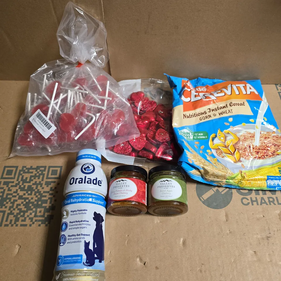 APPROXIMATELY 10 ASSORTED FOOD/DRINK PRODUCTS TO INCLUDE CHUTNEY, CEREAL, CHOCOLATES ETC 