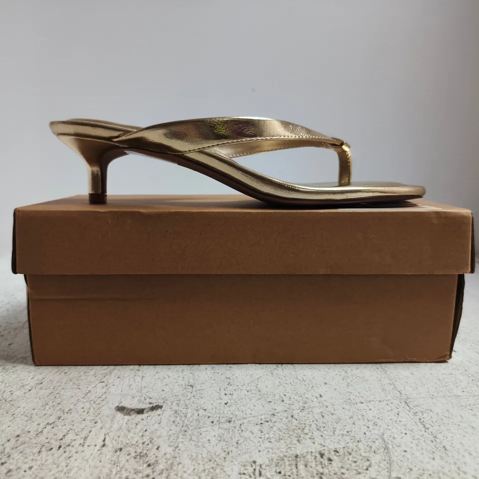 BOXED PAIR OF LINZI POTENTIAL LOW HEEL TOE-POST SANDALS IN METALLIC GOLD SIZE 7