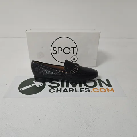 SPOT ON WOMEN'S BLACK CROCODILE-PATTERN LOAFERS - UK SIZE 3