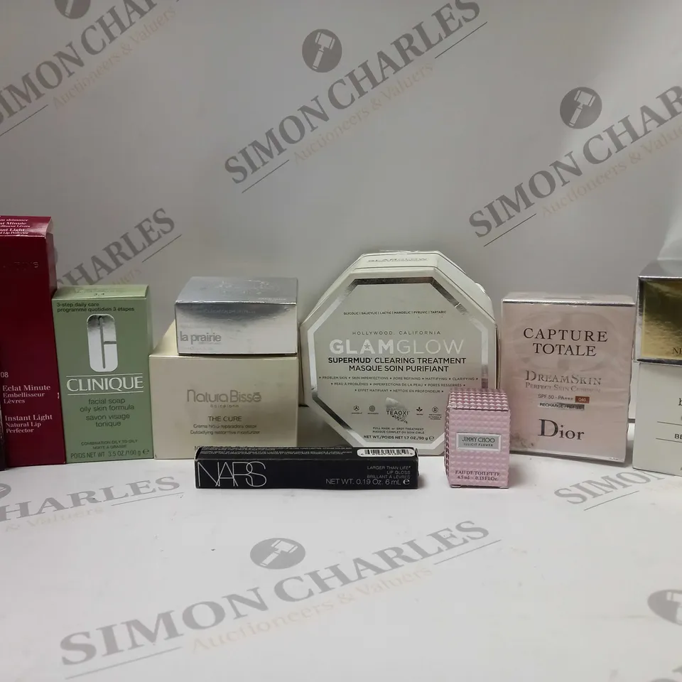 BOX OF APPROX 10 ASSORTED BEAUTY PRODUCTS TO INCLUDE CLINIQUE FACIAL SOAP, LA PRAIRIE SKIN CAVIAR, ELIZABETH ARDEN SMOOTHING LOOSE POWDER, ETC 