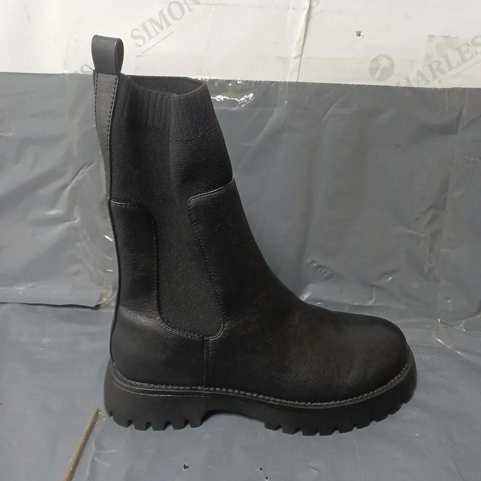 PAIR OF KELSEY BLACK SYNTHETIC HIGH LEG BOOTS SOZE 6