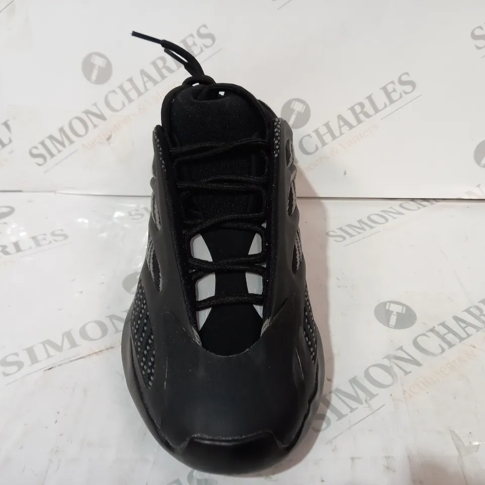 BOXED PAIR OF ADIDAS YEEZY BOOST 700 SHOES IN BLACK UK SIZE 6.5