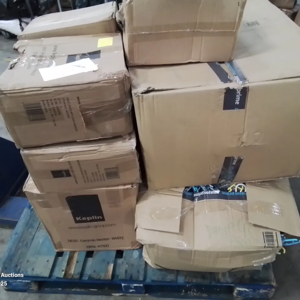 PALLET CONTAINING LARGE AMOUNT OF PLASTIC AND WOODEN CLOTHES HANGERS