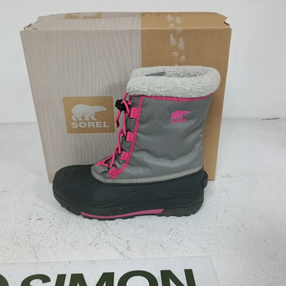 BOXED PAIR OF SOREL YOUTH CUMBERLAND 2 BOOTS IN LIGHT GREY/PINK - UK 5.5