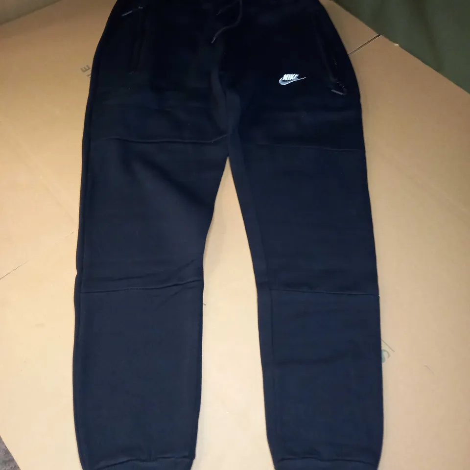 NIKE TRACKSUIT BOTTOM IN BLACK - MEDIUM
