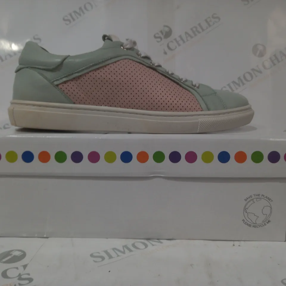 BOXED PAIR OF ADESSO SHOES IN MINT GEEN SIZE 7