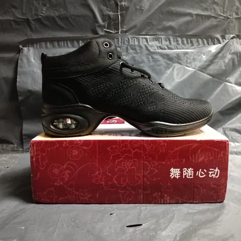 BOXED PAIR OF UNBRANDED SHOES IN BLACK SIZE EU 41