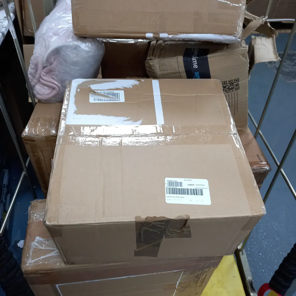 APPROXIMATELY 8 ASSORTED ITEMS TO INCLUDE BED SHEET, NUT CRACKER ORNAMENT, BLANKET, ETC