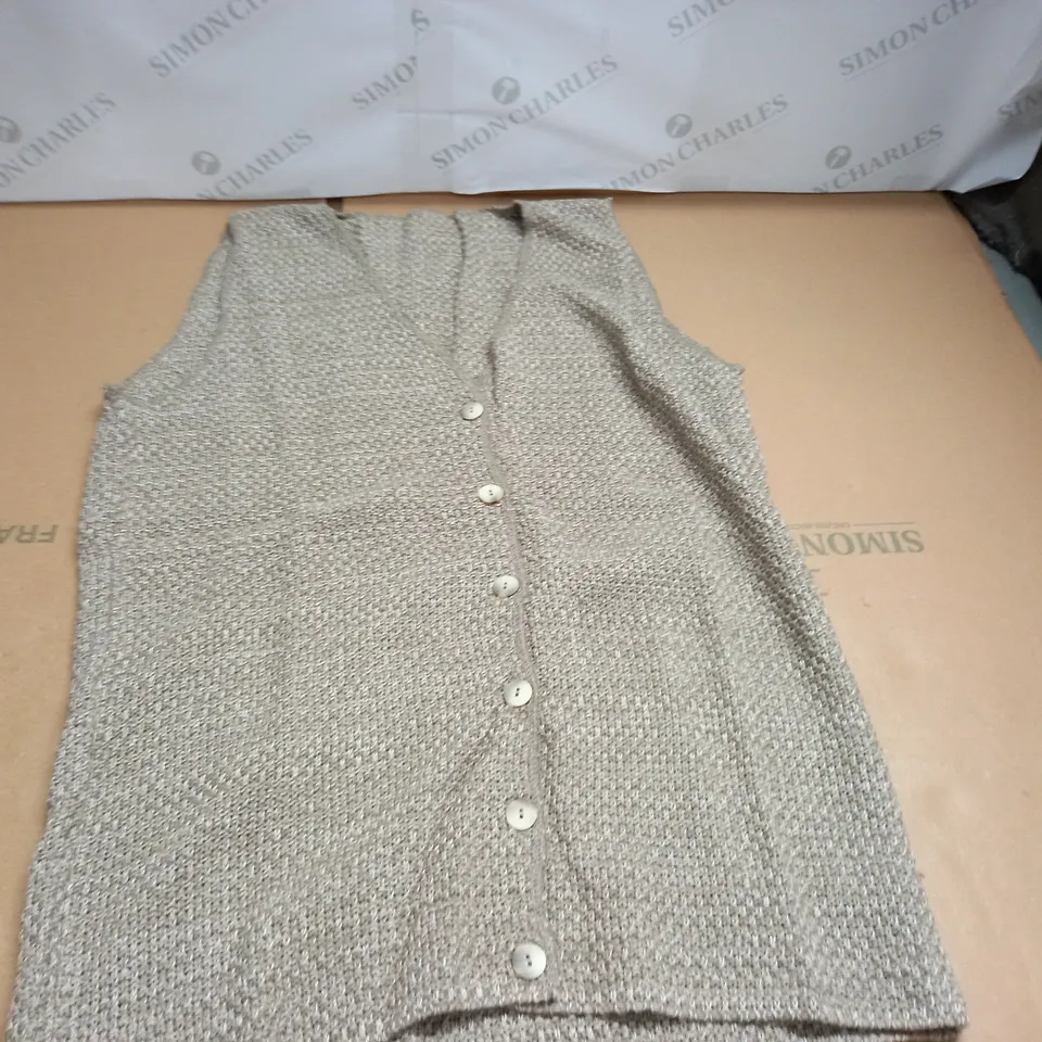 LOT OF APPROXIMATELY 40 V-NECK BUTTON CARDIGANS IN NATURAL - SIZE UNSPECIFIED