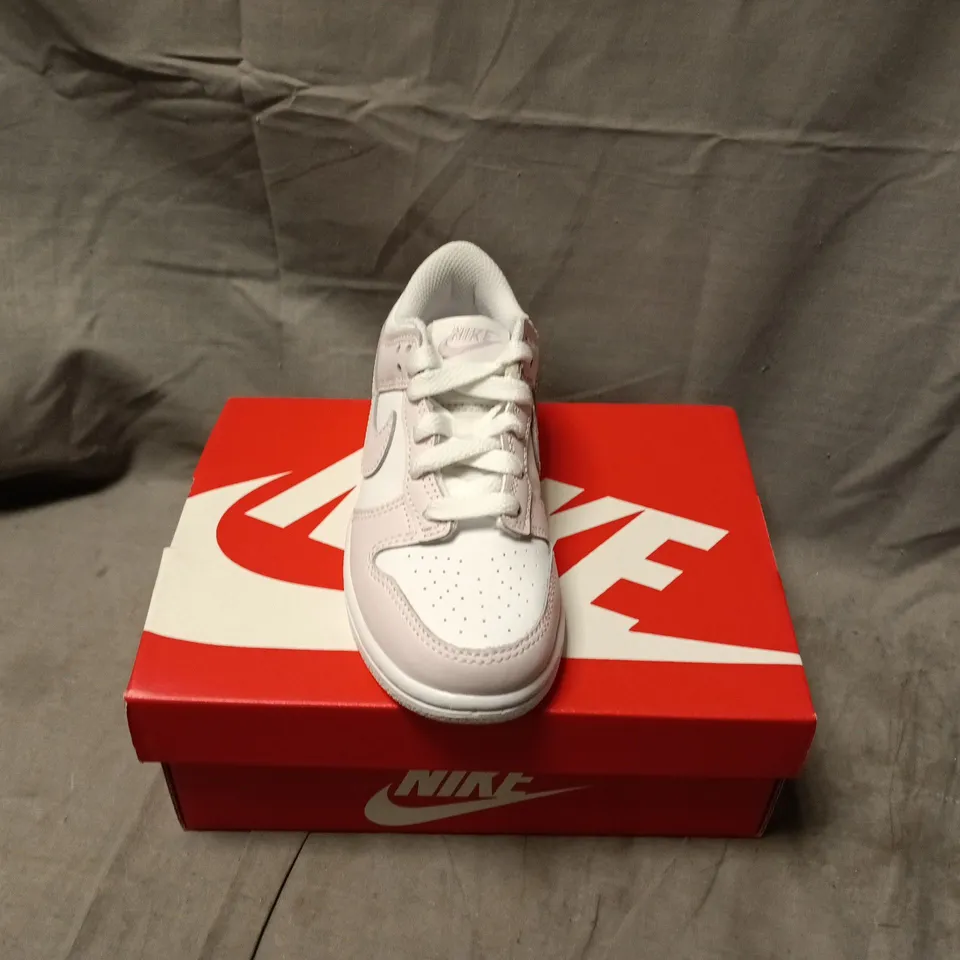 BOXED PAIR OF NIKE DUNK LOW KIDS TRAINERS IN WHITE/PINK - UK 10.5