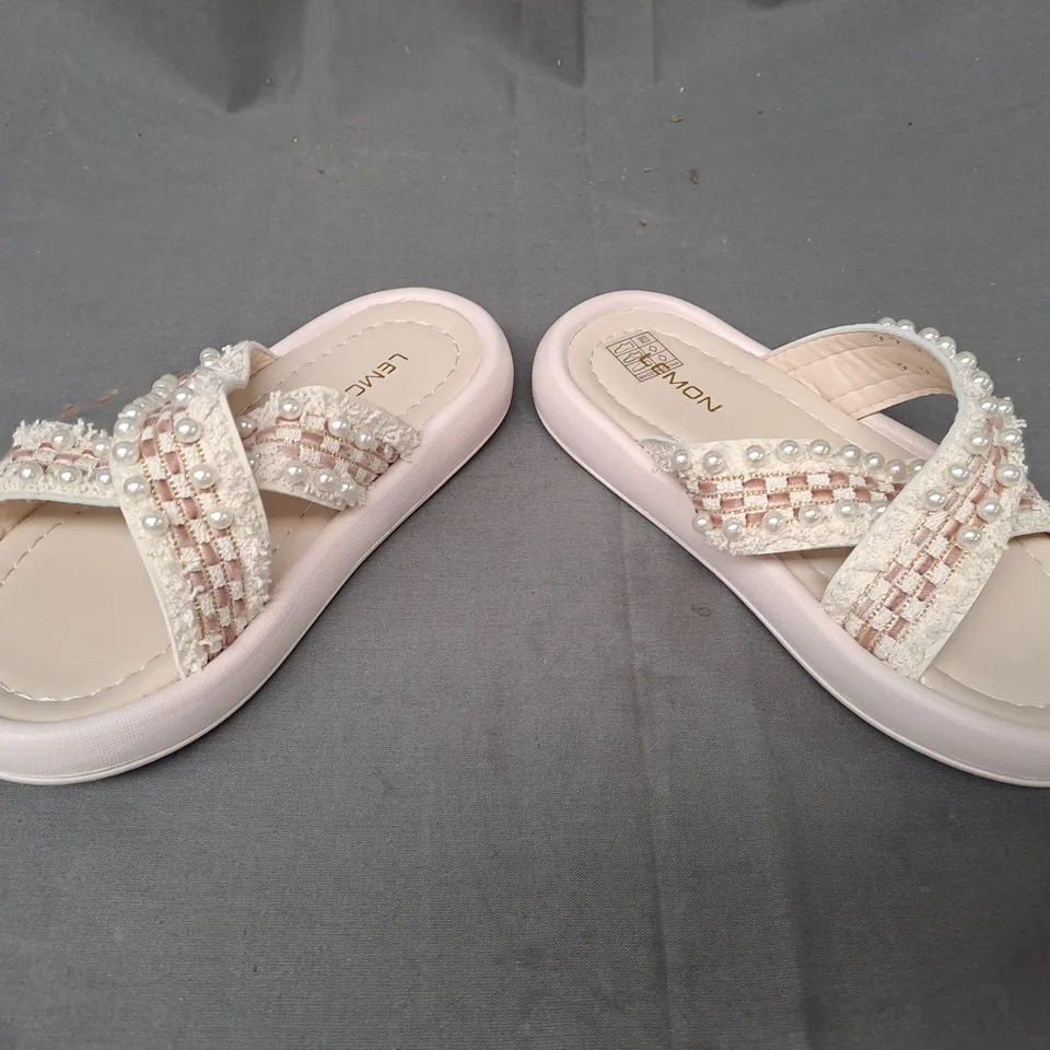 BOXED PAIR OF LEMON OPEN TOE KIDS SANDALS IN PALE PINK EU SIZE 31