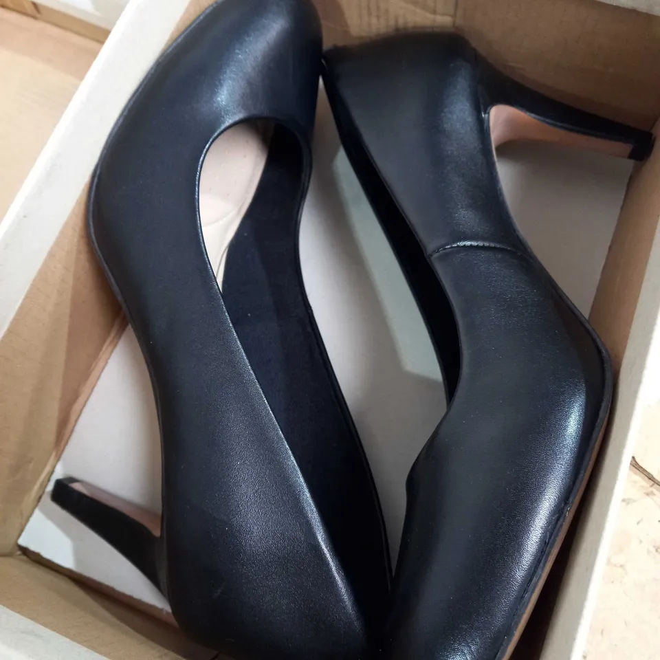 BOXED CLARKS CARLITA COVE HEEL SHOES, BLACK - SIZE 5