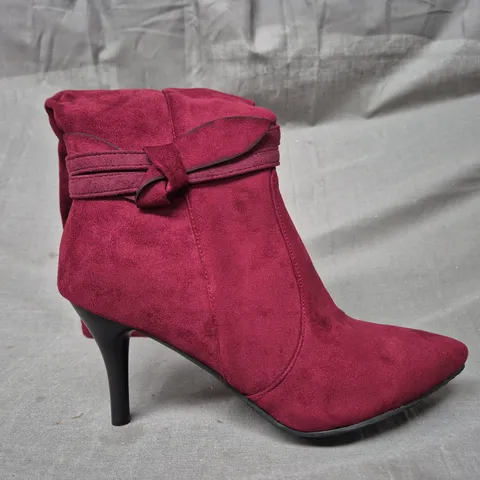 BOXED PAIR OF UNBRANDED POINTED TOE HEELED KNEE-HIGH BOOTS IN MAROON SIZE EU 41