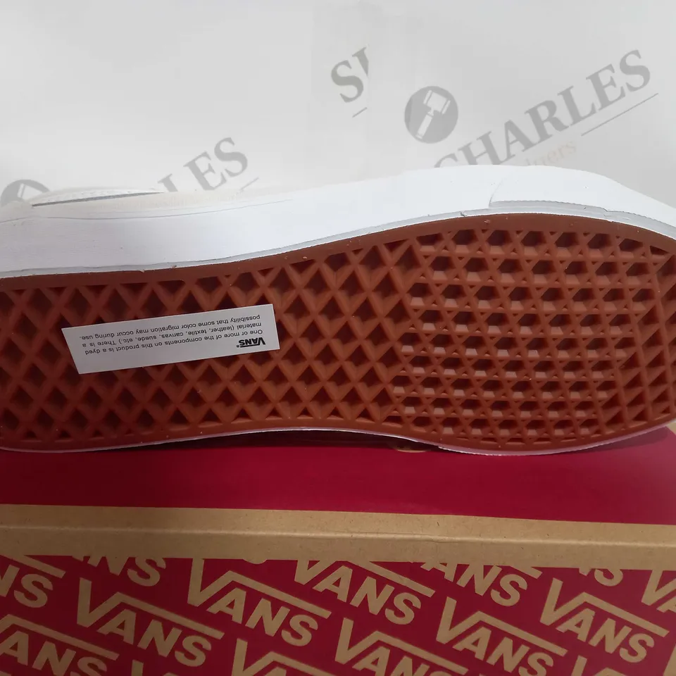 BOXED PAIR VANS SK8-LOW VAPORIUS GREY 