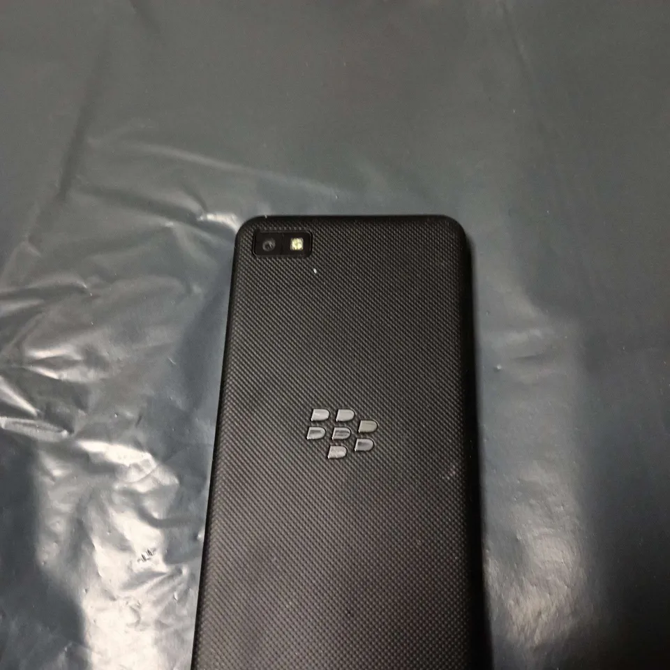BLACKBERRY SMARTPHONE – BLACK, TEXTURED BACK PANEL 