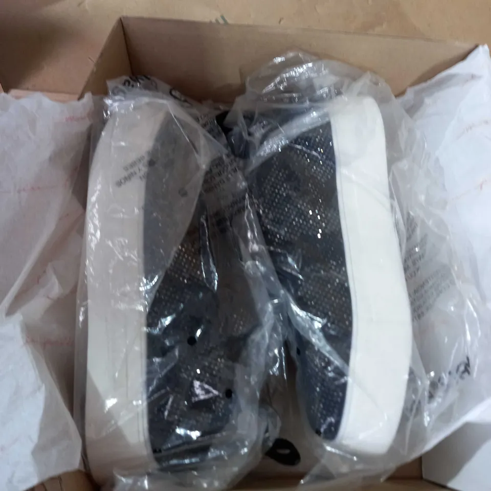 MODA DESIGNER STYLE BLACK TRAINERS 